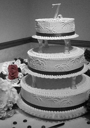 lasure's_b&w_wedding_cake