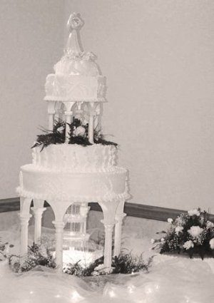 lasure's_b-w_wedding_cake