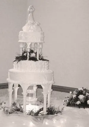 lasure's_b-w_wedding_cake.jpg