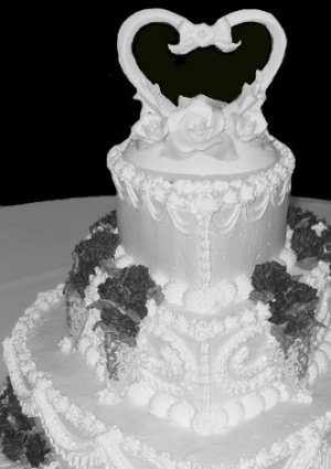 lasure's_b-w_wedding_cake2